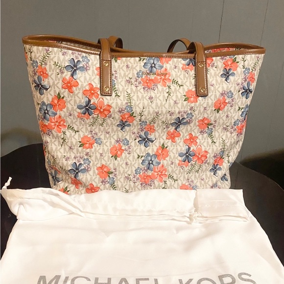 Michael Kors Large Floral Tote NWT Carter Vanilla Multi - Picture 3 of 6